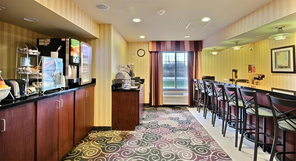 Americinn By Wyndham Oshkosh Eksteriør bilde